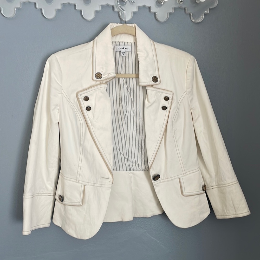 2000s BCBG cropped white 3/4 sleeve jacket